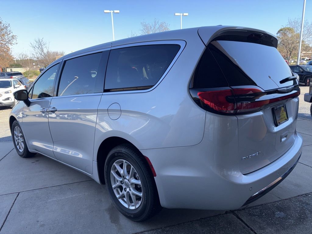 Used 2024 Chrysler Pacifica Touring-L FWD image 7