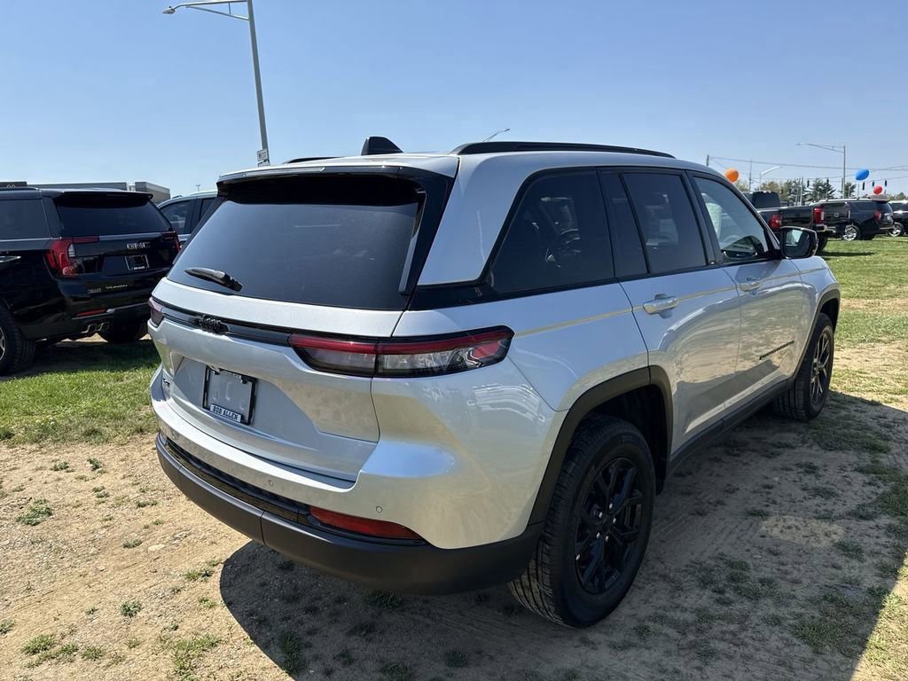 Used 2025 Jeep Grand Cherokee Altitude AWD/4WD image 13