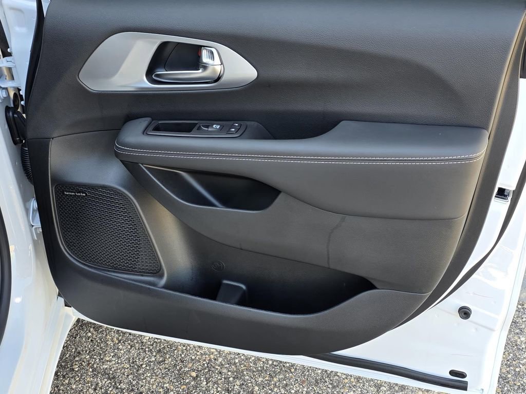 New 2026 Chrysler Pacifica Limited w/ Uconnect Theater Family Group image 45