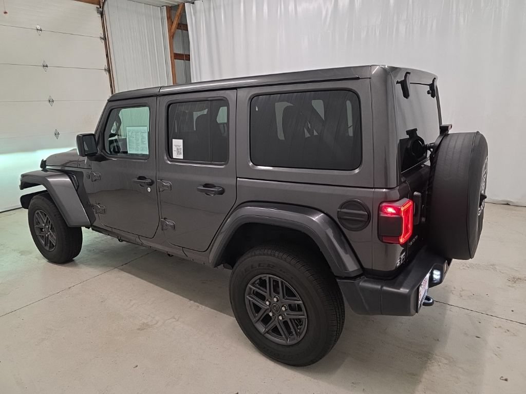 Used 2025 Jeep Wrangler Unlimited Sahara AWD/4WD image 3