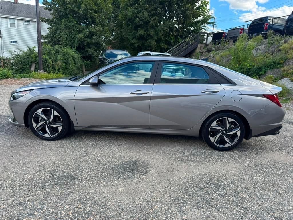 Certified 2023 Hyundai Elantra Limited FWD image 3