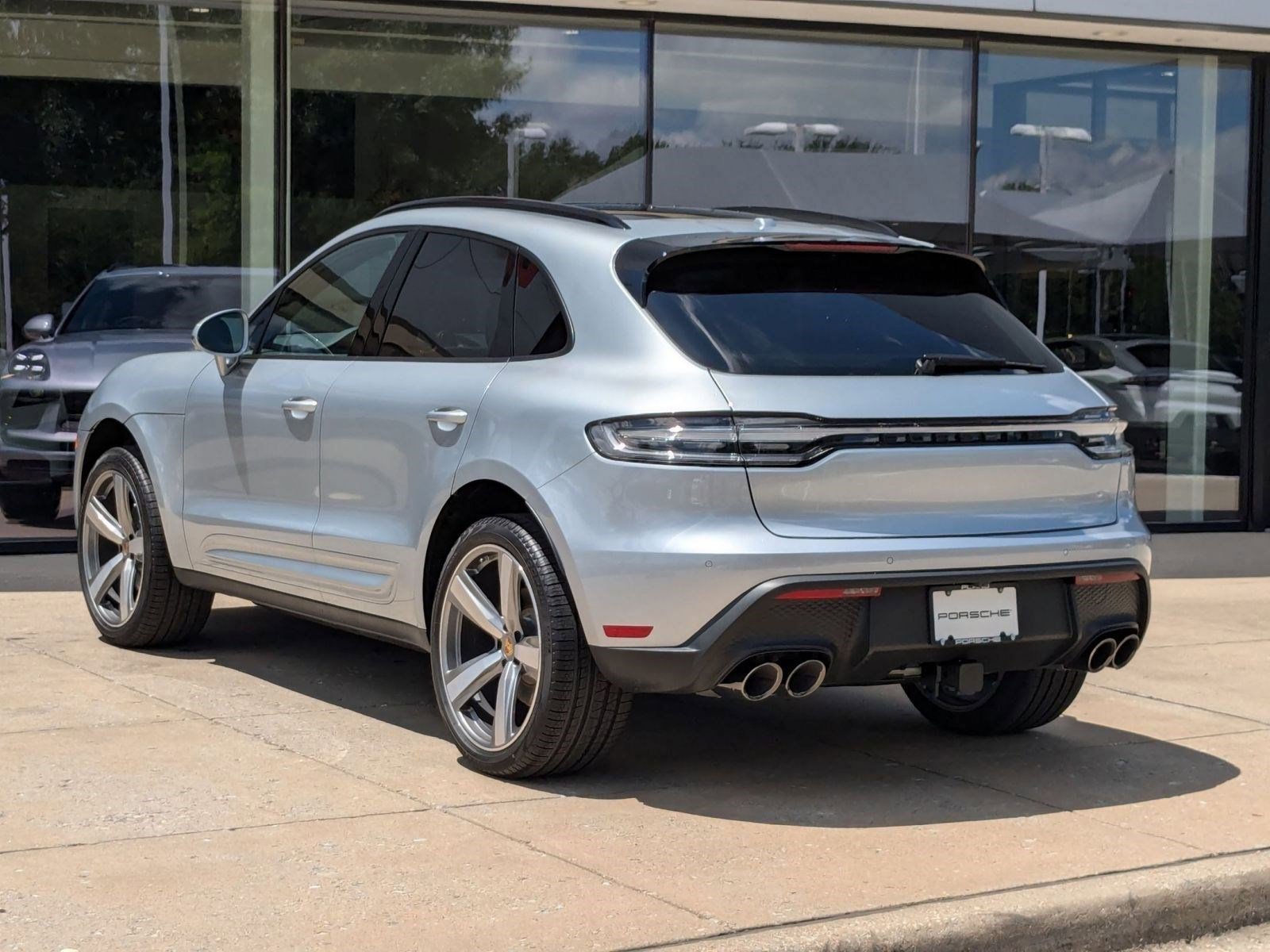 Certified 2025 Porsche Macan AWD/4WD image 3