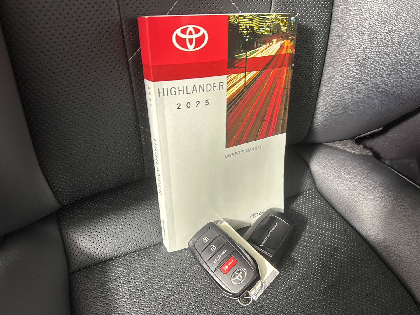 Used 2025 Toyota Highlander Platinum AWD/4WD image 12