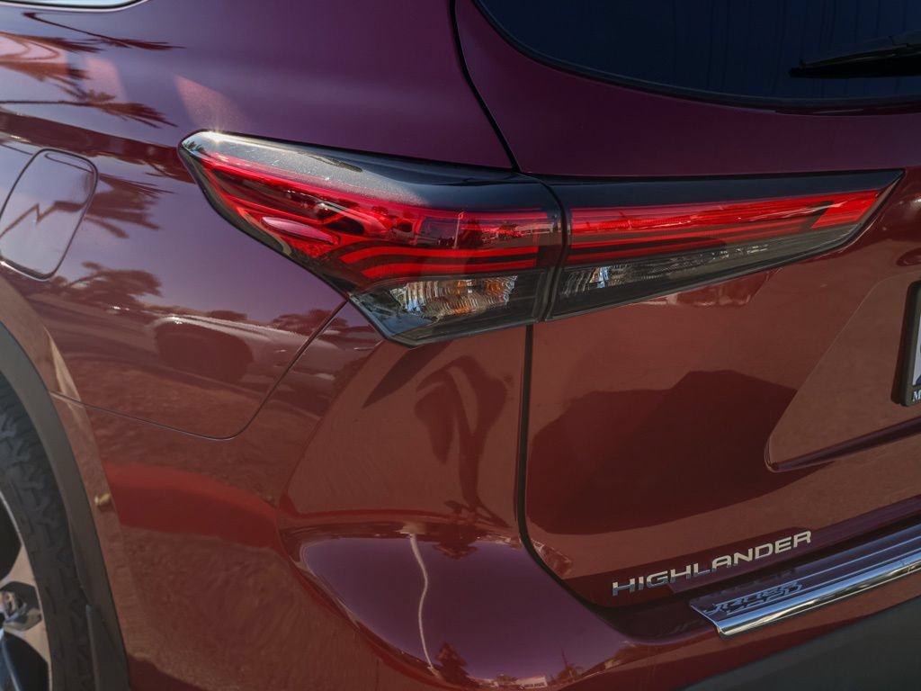 Used 2022 Toyota Highlander XLE AWD/4WD image 7