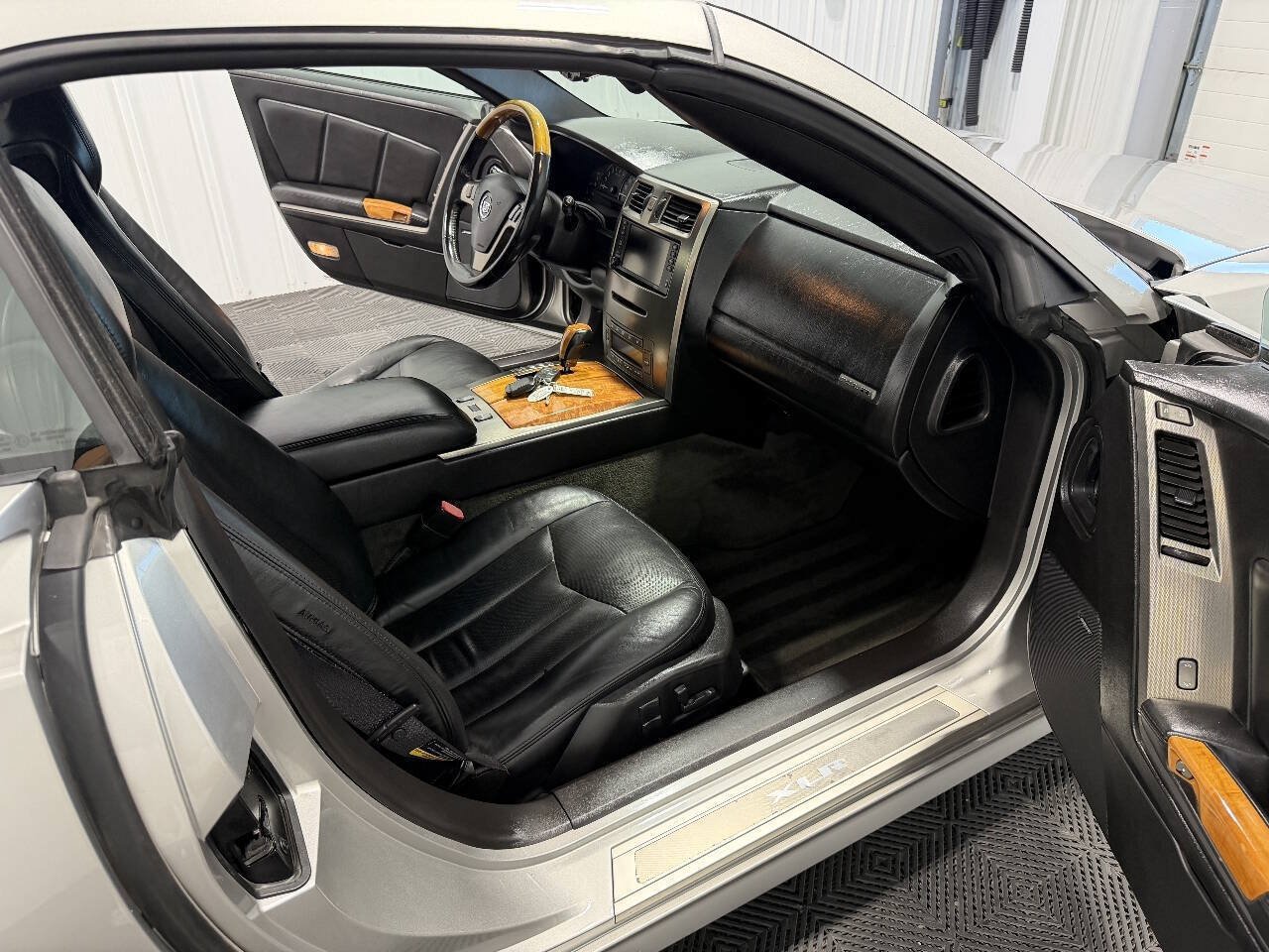 Used 2004 Cadillac XLR RWD image 11