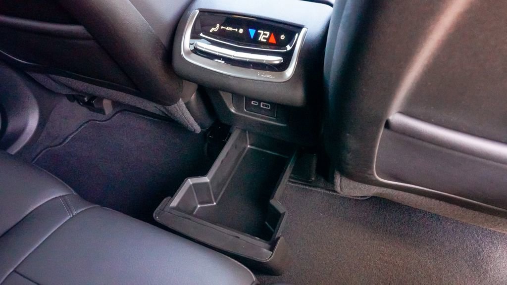 Certified 2025 Cadillac XT6 Luxury FWD image 17