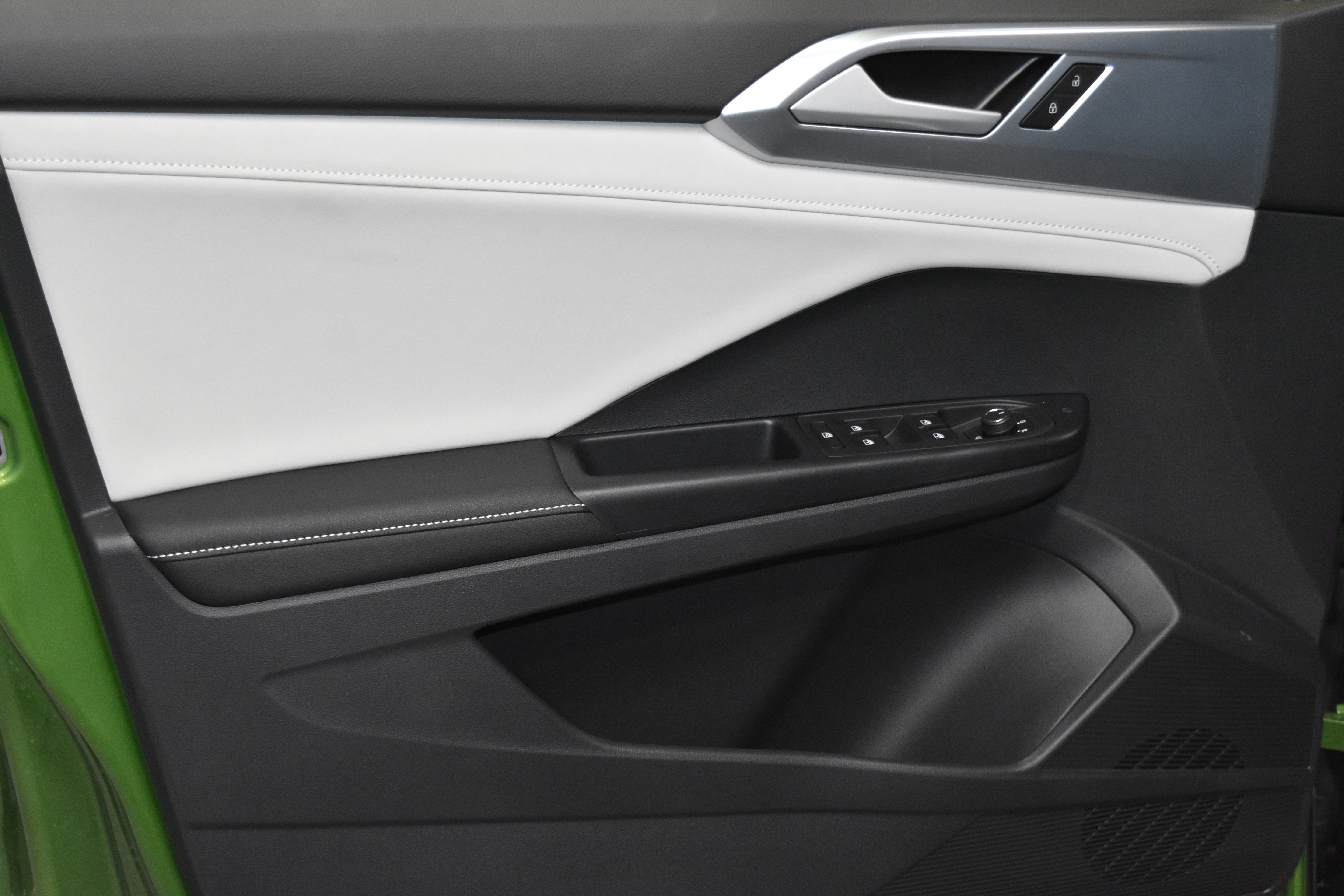 New 2025 Volkswagen Taos SE image 3