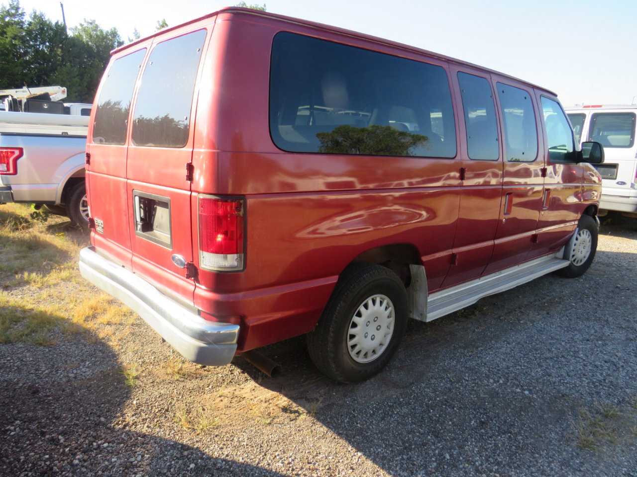 Used 1999 Ford E-150 and Econoline 150 Wagon RWD image 5