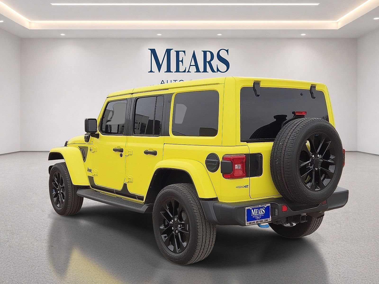 Used 2023 Jeep Wrangler Unlimited Sahara w/ Cold Weather Group AWD/4WD image 3