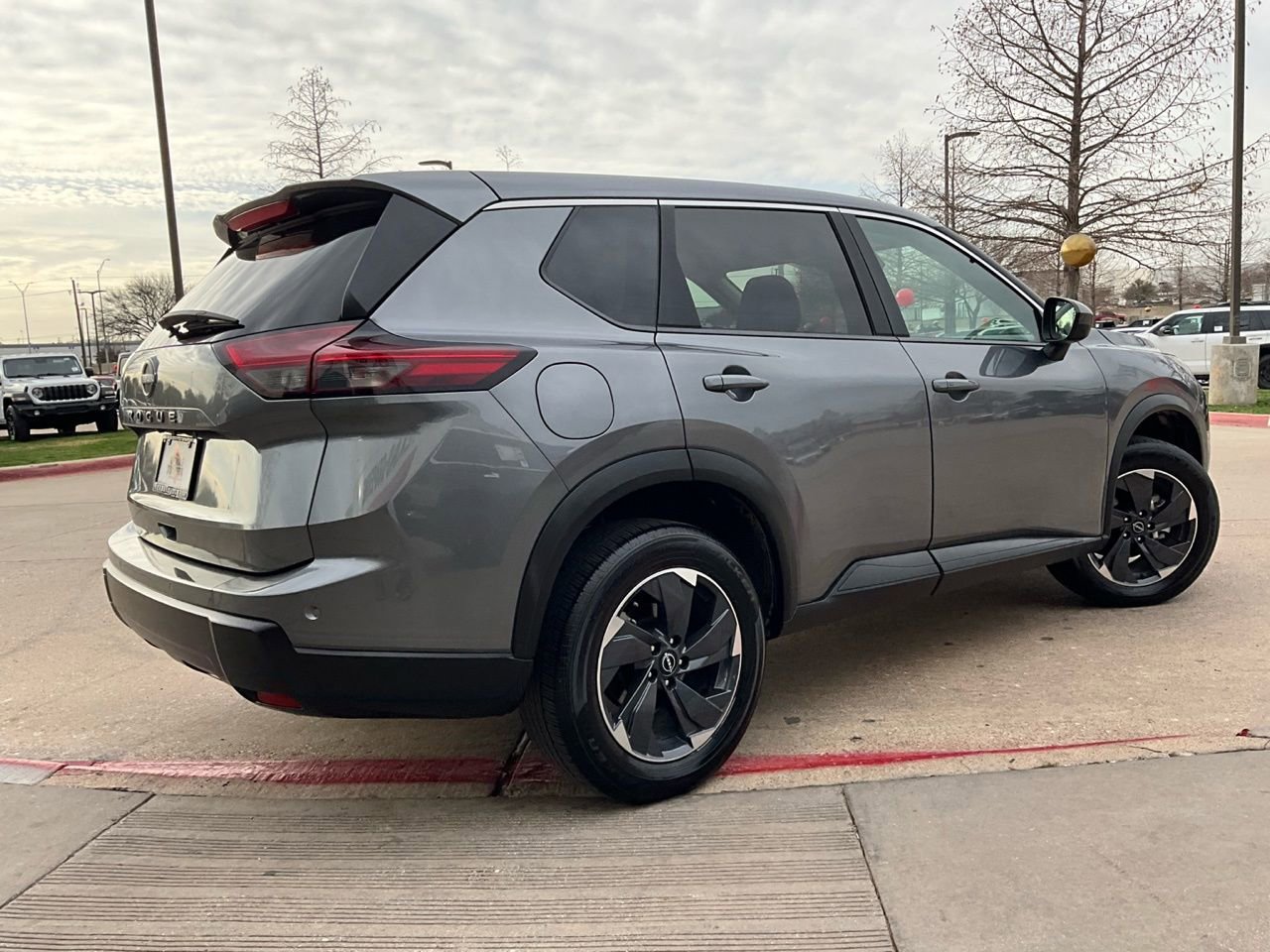 Used 2025 Nissan Rogue SV image 6