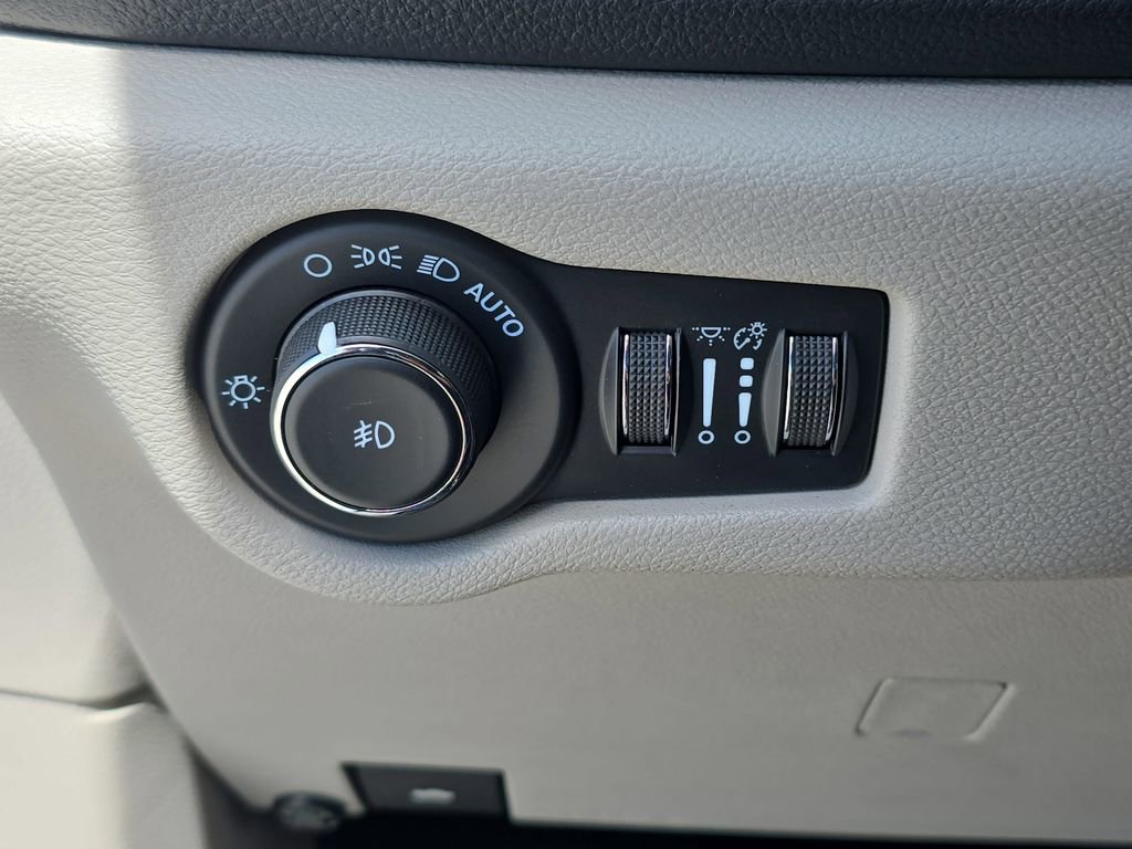 Used 2022 Chrysler Pacifica Limited FWD image 30