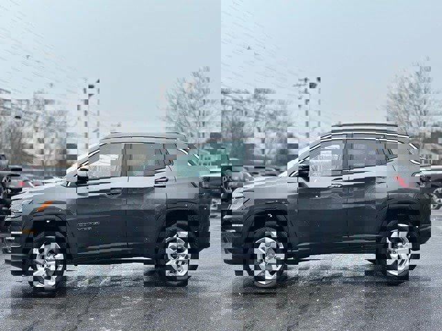 Used 2020 Jeep Compass Latitude image 3