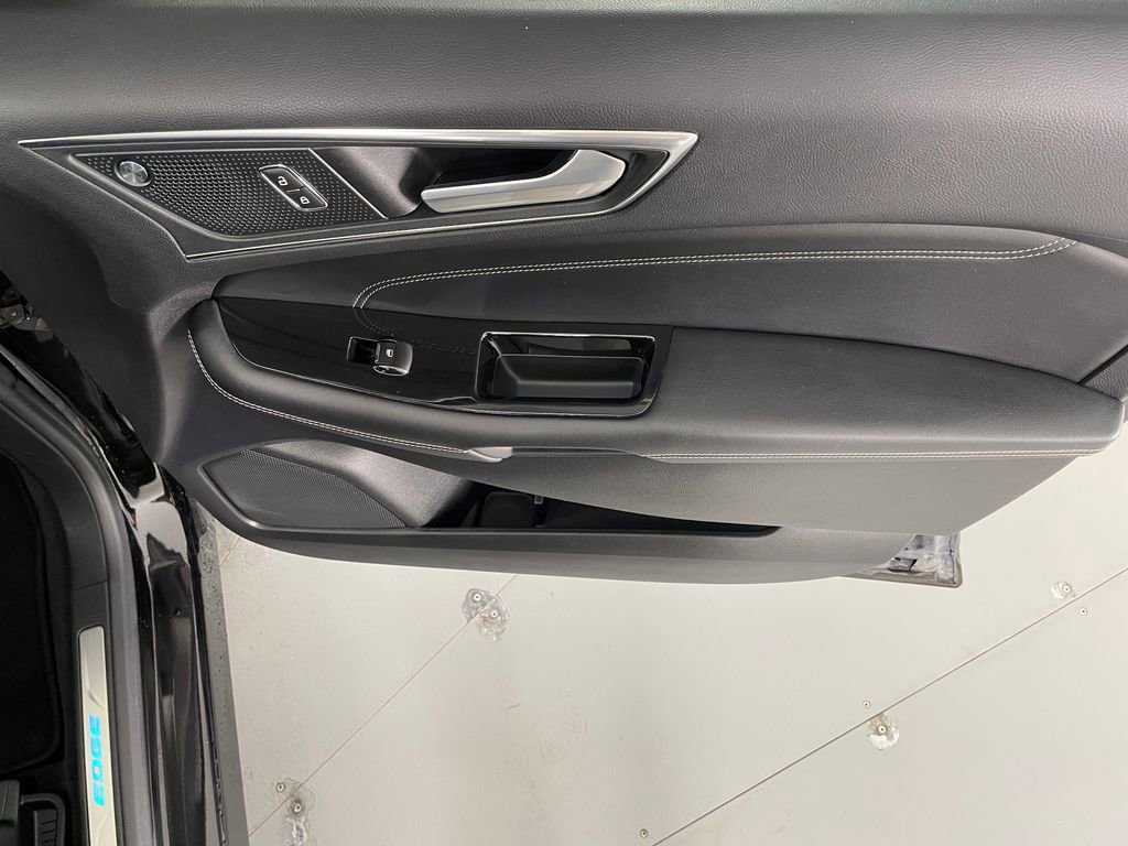 Used 2020 Ford Edge Titanium image 65