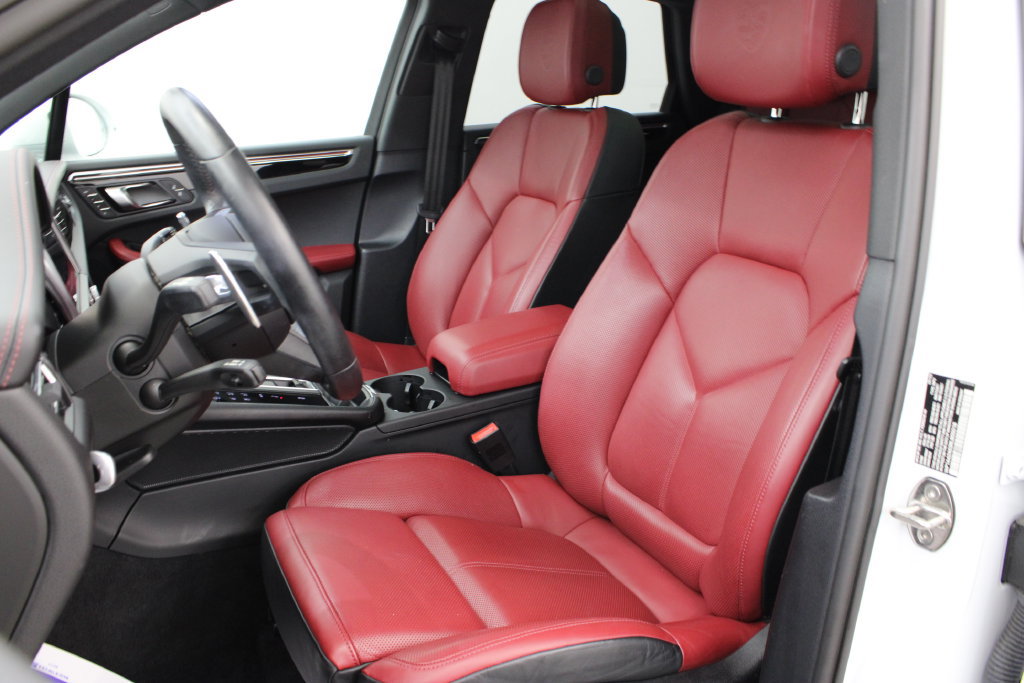 Certified 2024 Porsche Macan AWD/4WD image 5