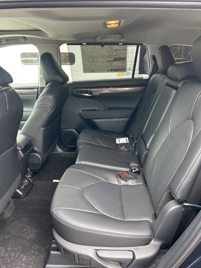 New 2026 Toyota Highlander Limited image 5