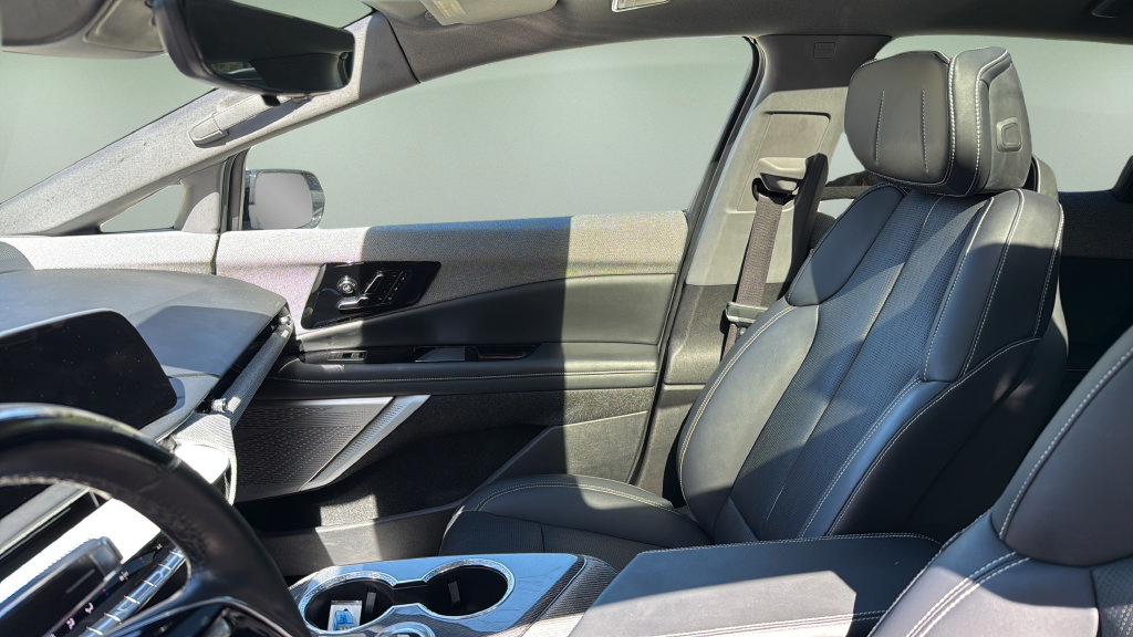 Certified 2025 Cadillac Optiq Luxury 2 w/ LPO, Floor Liner Package AWD/4WD image 21