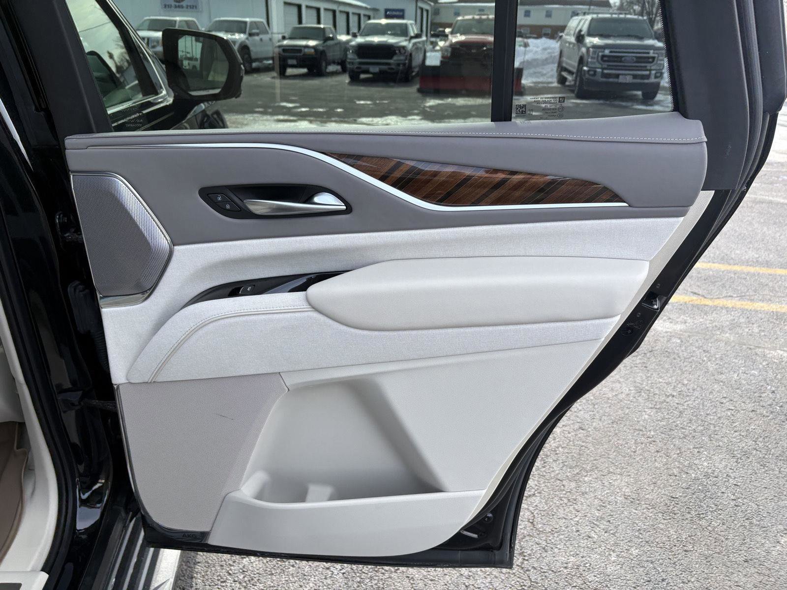 Used 2022 Cadillac Escalade Premium Luxury Platinum image 18