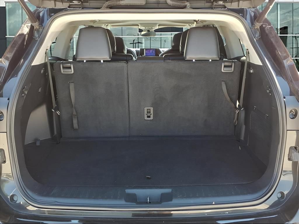 Used 2023 Toyota Highlander XLE image 12