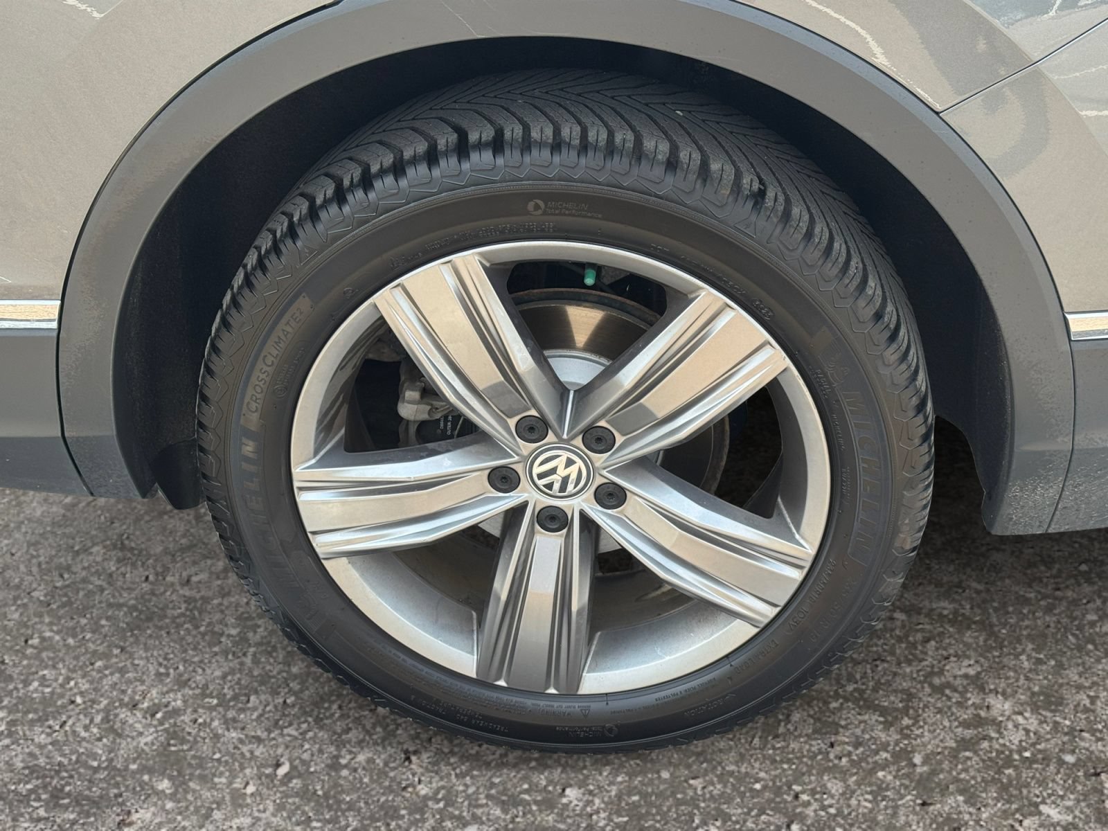 Used 2020 Volkswagen Tiguan SEL AWD/4WD image 14