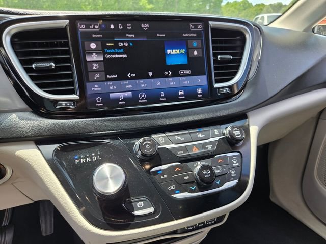 Used 2023 Chrysler Pacifica Touring-L FWD image 23