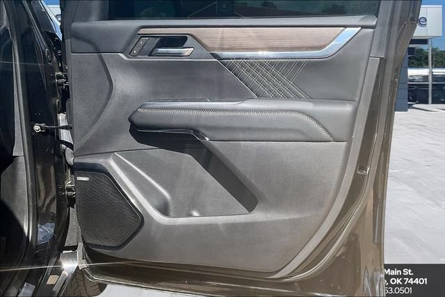 Used 2025 GMC Acadia Denali w/ LPO, Floor Liner Package AWD/4WD image 29