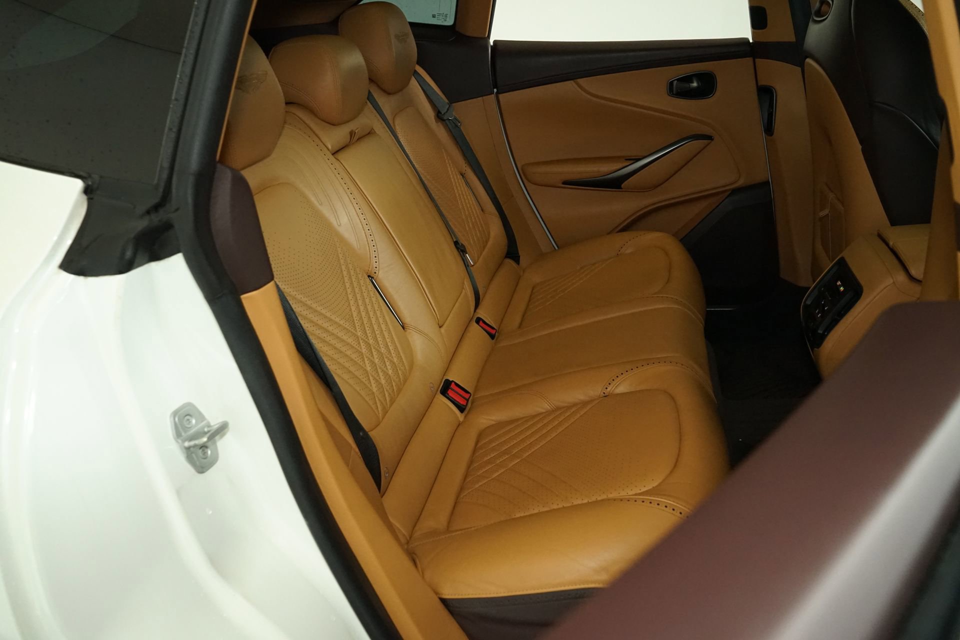 Used 2021 Aston Martin DBX AWD/4WD image 18