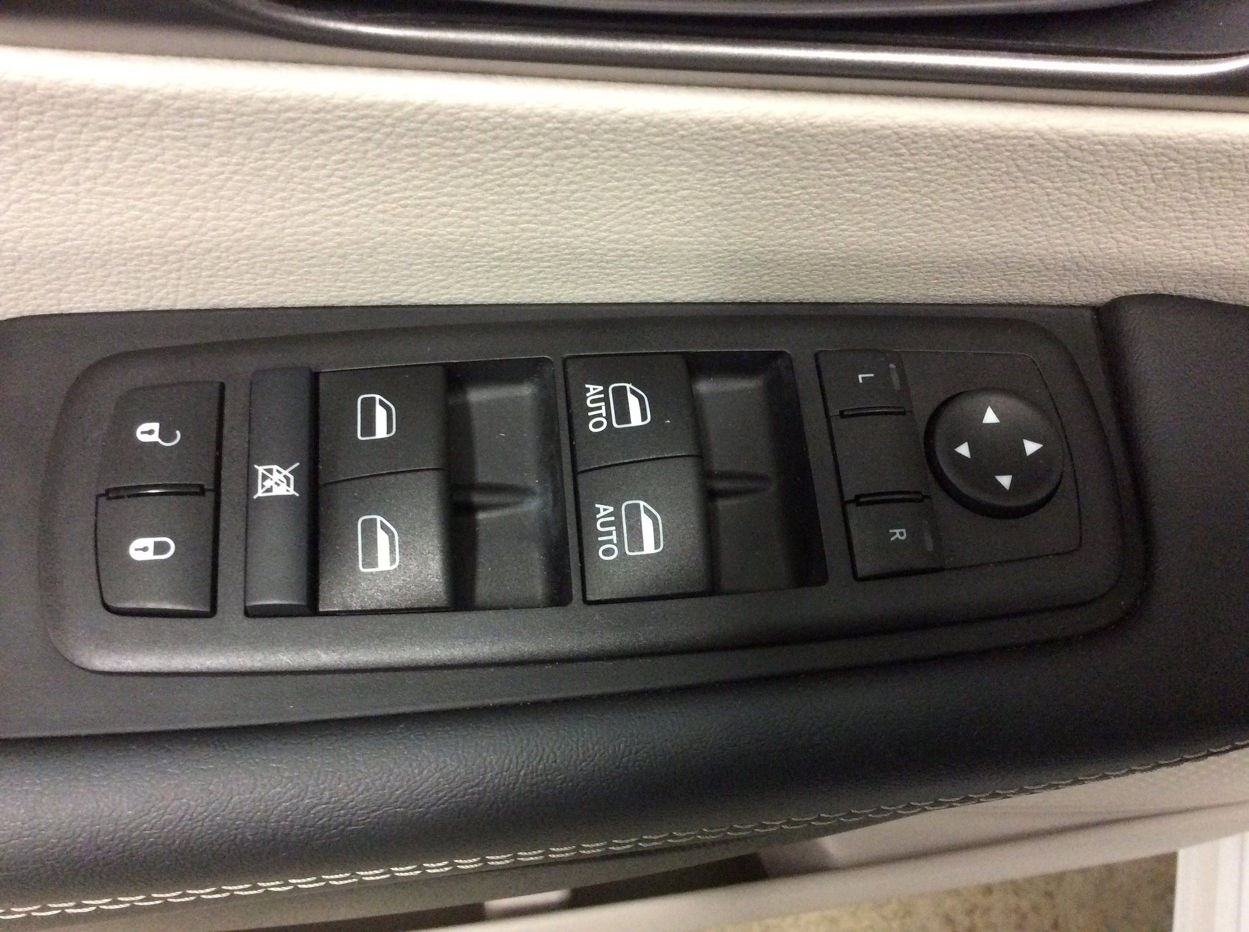 Used 2024 Chrysler Pacifica Touring-L AWD/4WD image 14