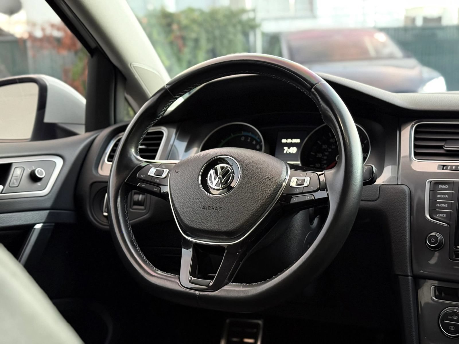 Used 2015 Volkswagen e-Golf SEL Premium FWD image 16
