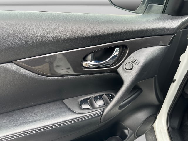 Used 2020 Nissan Rogue SV AWD/4WD image 11