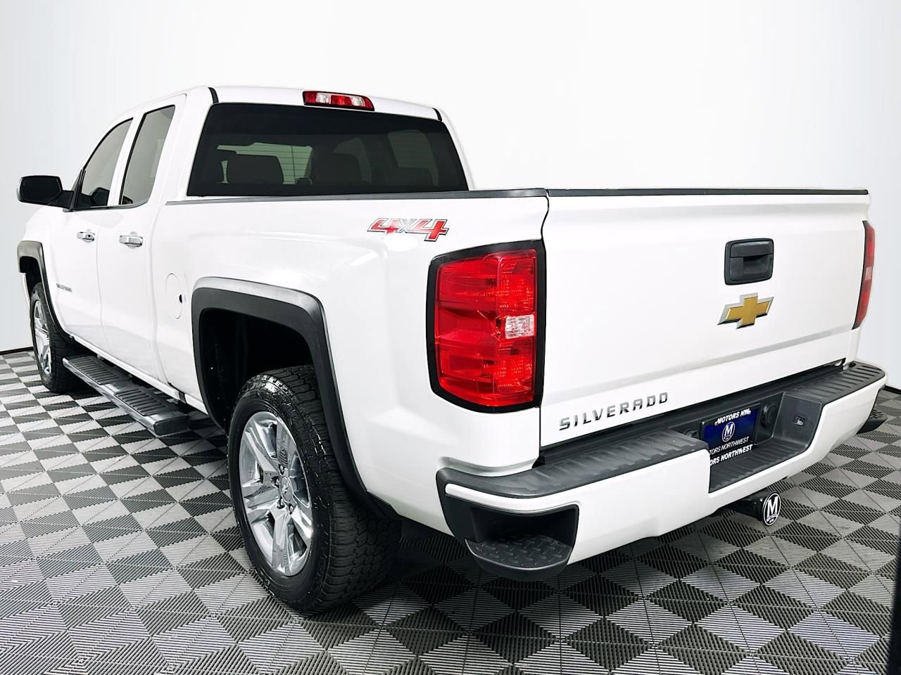 Used 2017 Chevrolet Silverado 1500 Custom w/ Custom Convenience Package AWD/4WD image 9