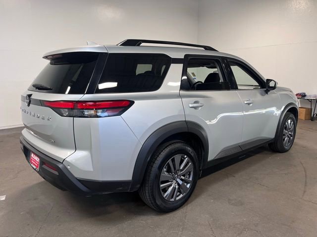 Used 2024 Nissan Pathfinder SV image 3