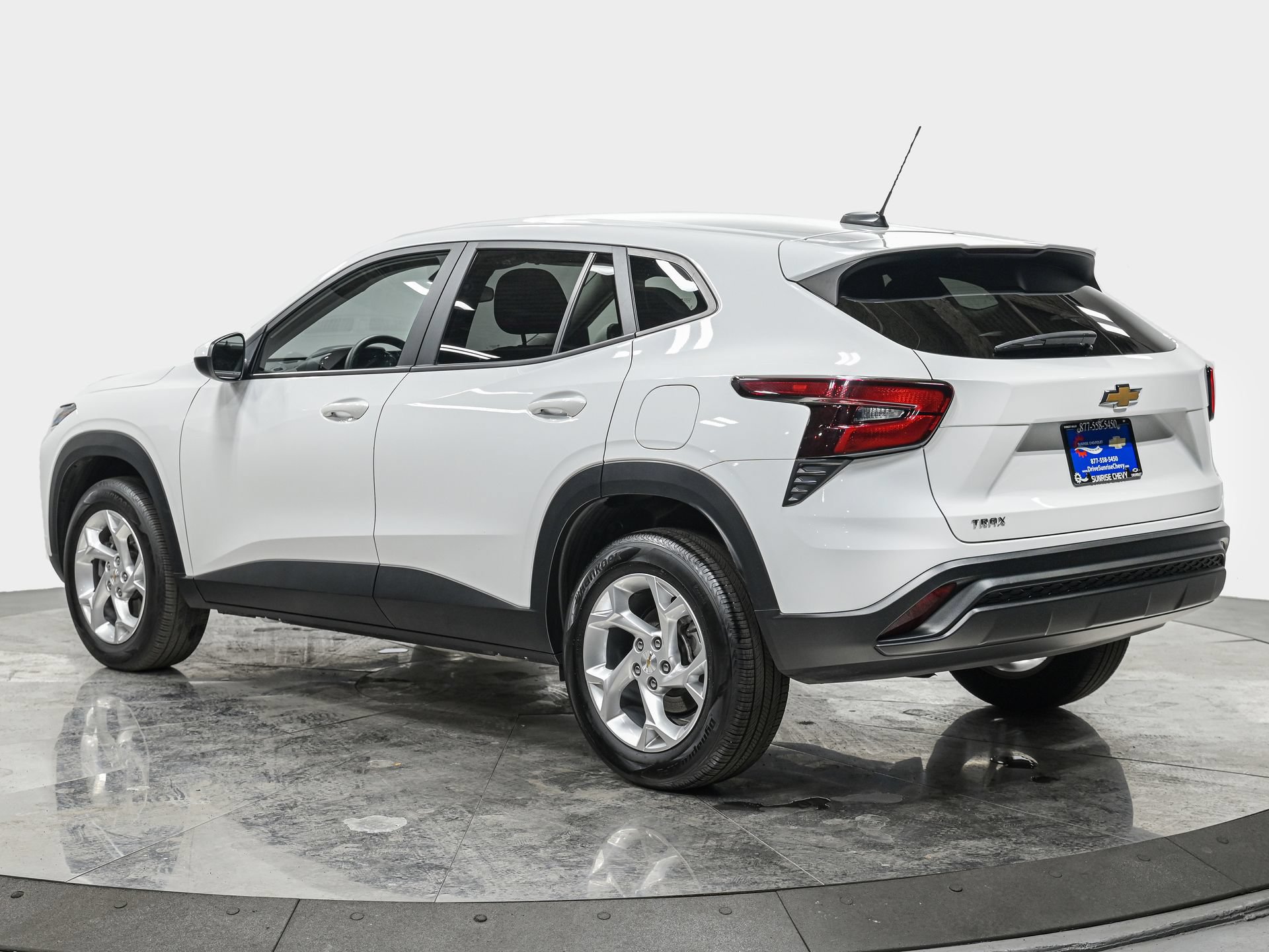 Used 2026 Chevrolet Trax LS w/ LS Convenience Package FWD image 4