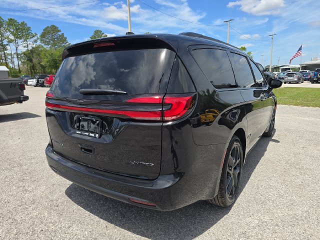 New 2026 Chrysler Pacifica Limited w/ S Appearance Package FWD image 4