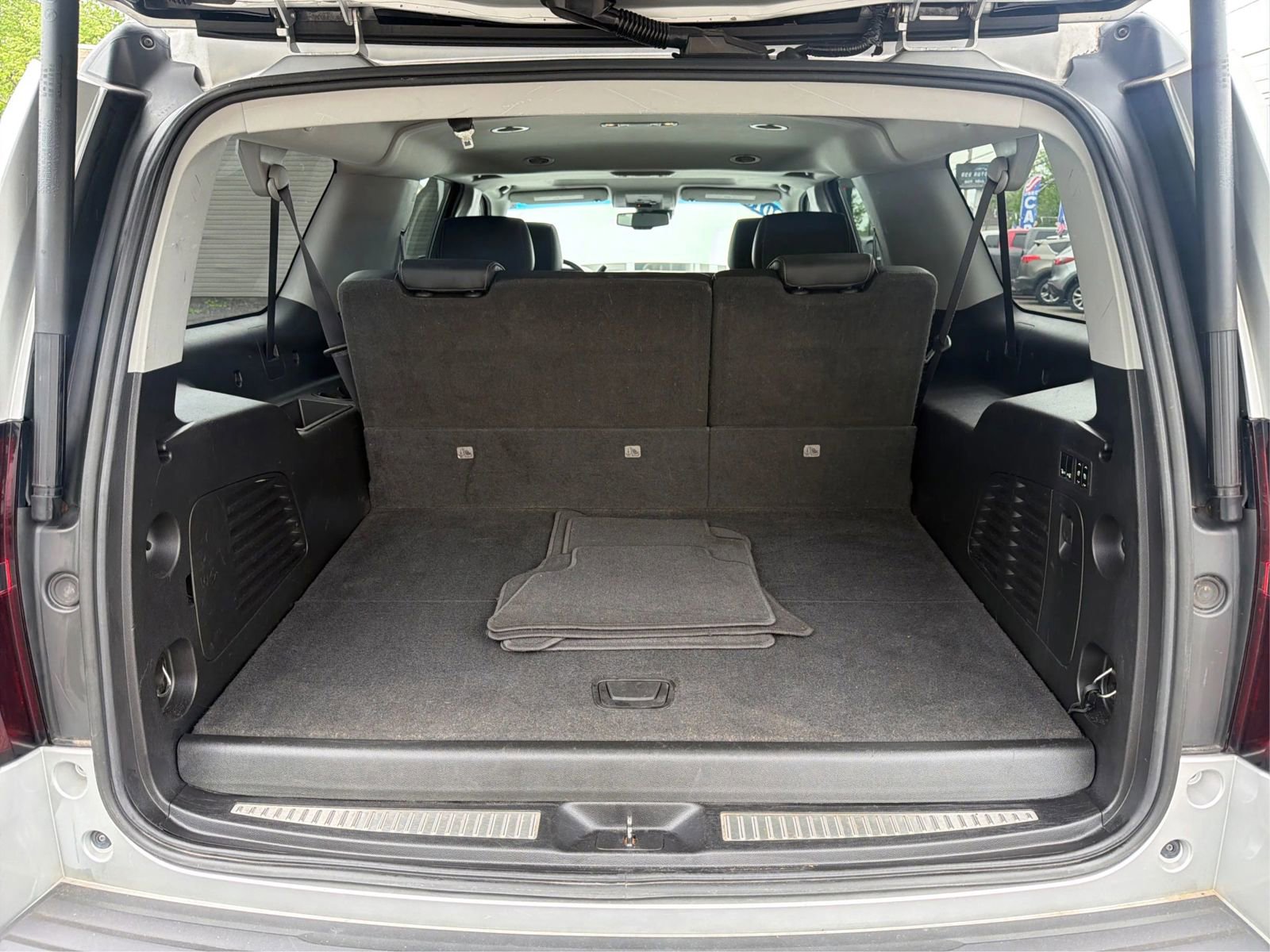 Used 2018 Chevrolet Suburban LT w/ Luxury Package AWD/4WD image 12