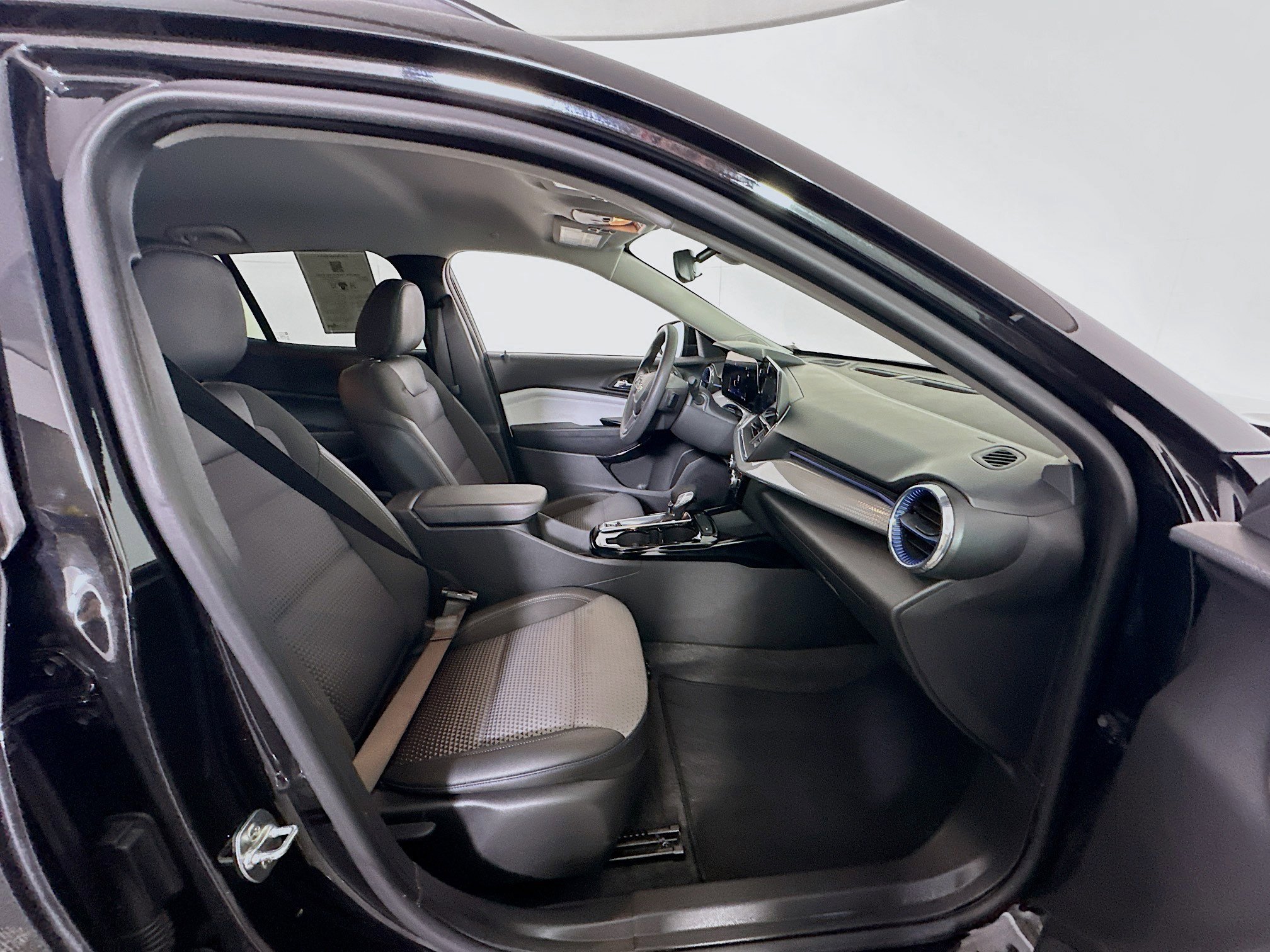 Used 2025 Chevrolet Trax LT image 32