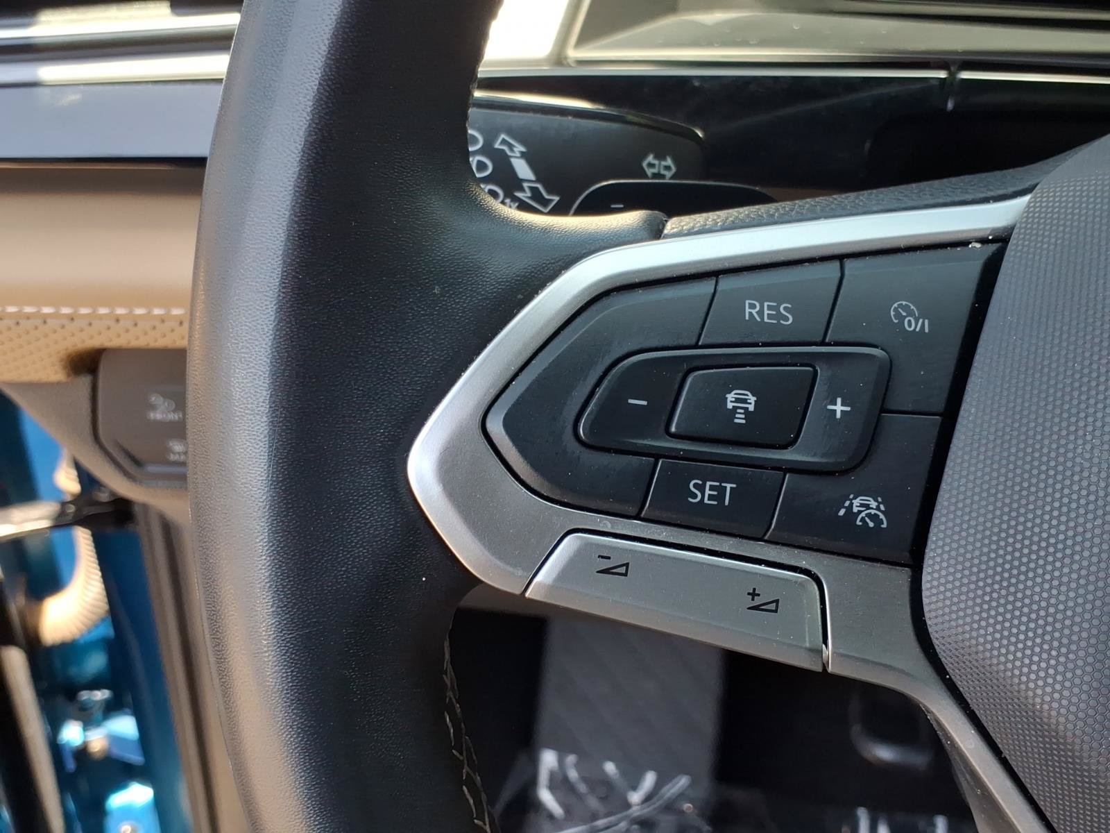 Certified 2024 Volkswagen Atlas Cross Sport SE w/ Panoramic Sunroof Package AWD/4WD image 28