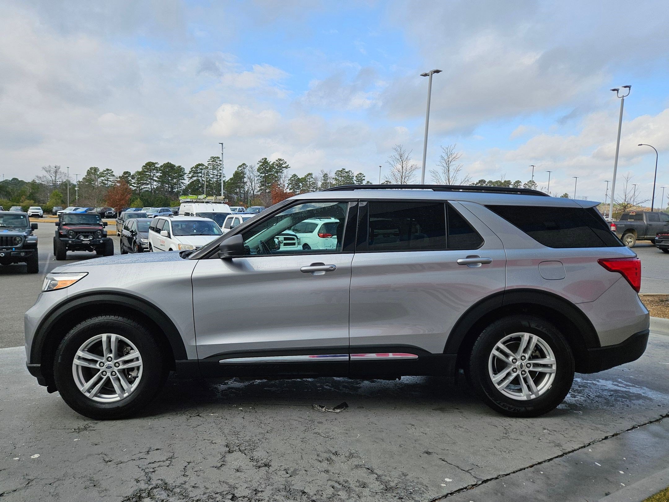 Used 2022 Ford Explorer XLT image 4