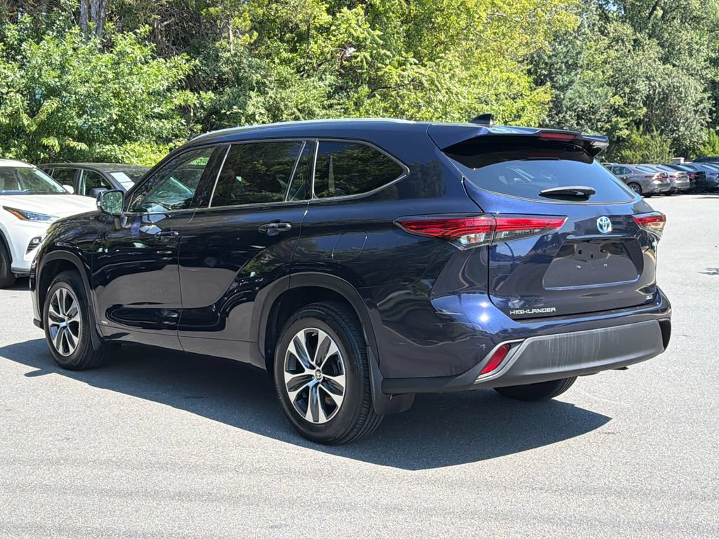 Used 2022 Toyota Highlander XLE AWD/4WD image 4