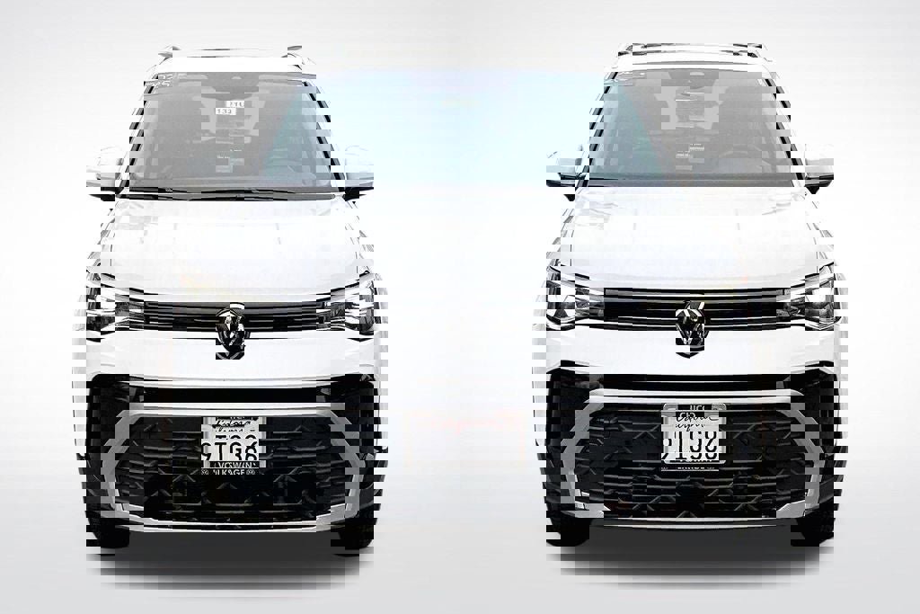 Certified 2025 Volkswagen Taos SE w/ Panoramic Sunroof Package image 2