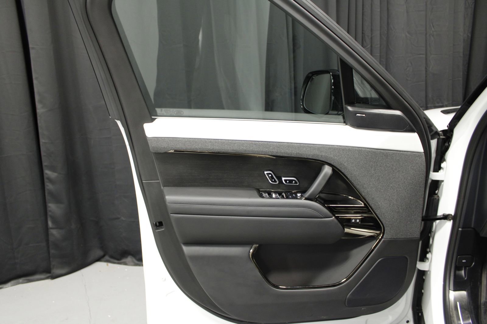 Used 2025 Land Rover Range Rover Sport Dynamic SE image 23