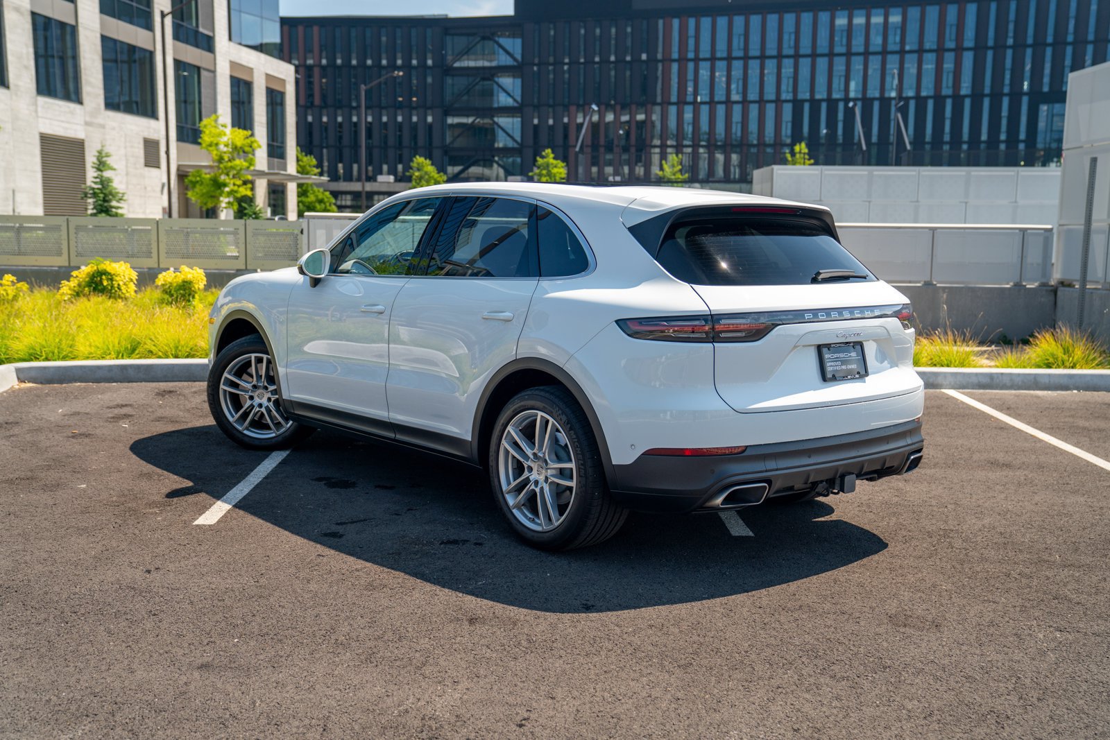 Certified 2022 Porsche Cayenne AWD/4WD image 3