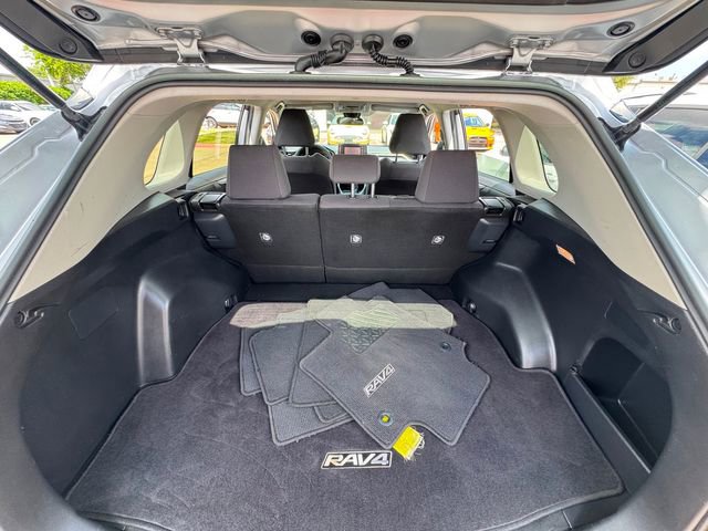 Used 2019 Toyota RAV4 LE w/ Carpet Mat Package image 11