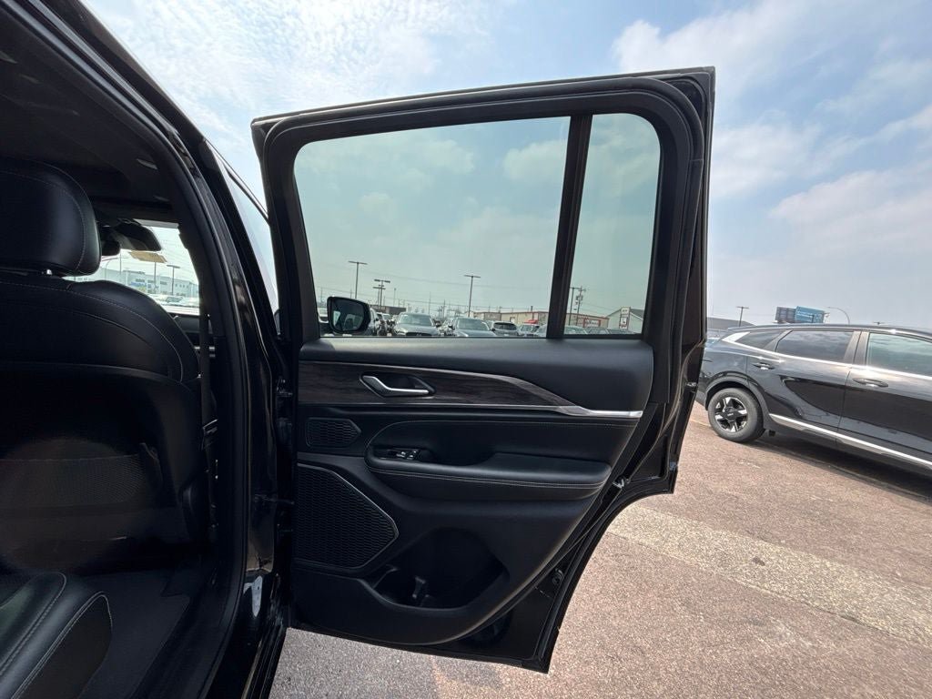 Used 2024 Jeep Grand Cherokee Overland AWD/4WD image 41