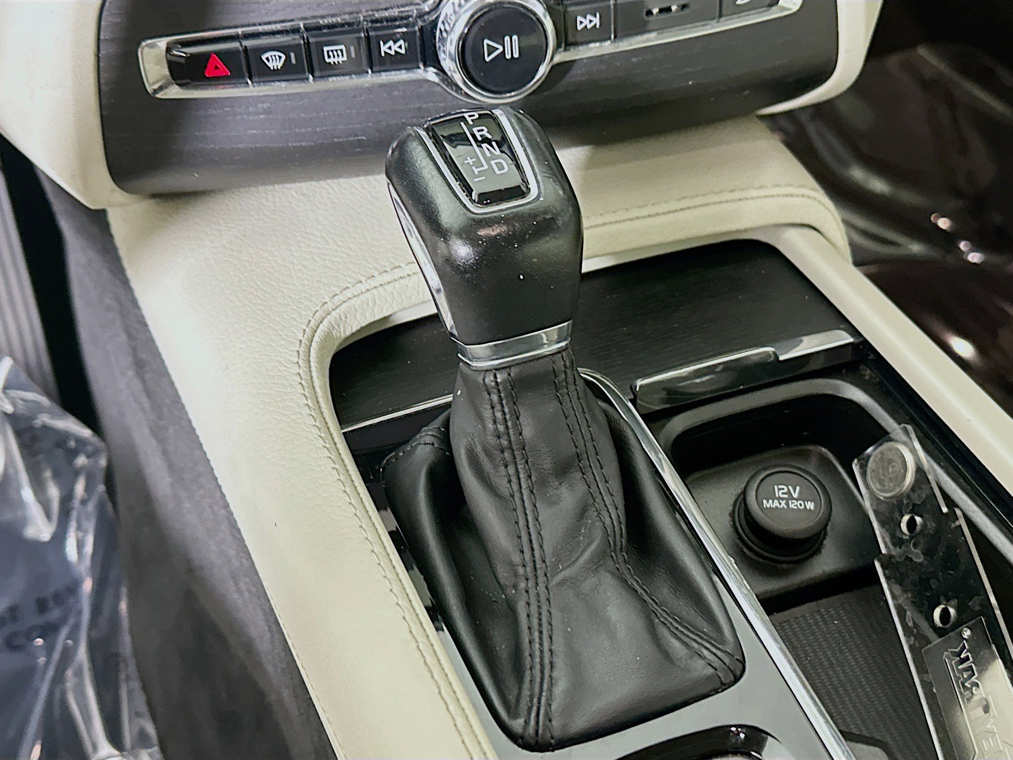 Used 2020 Volvo XC90 T5 Momentum w/ Protection Package Premier image 21