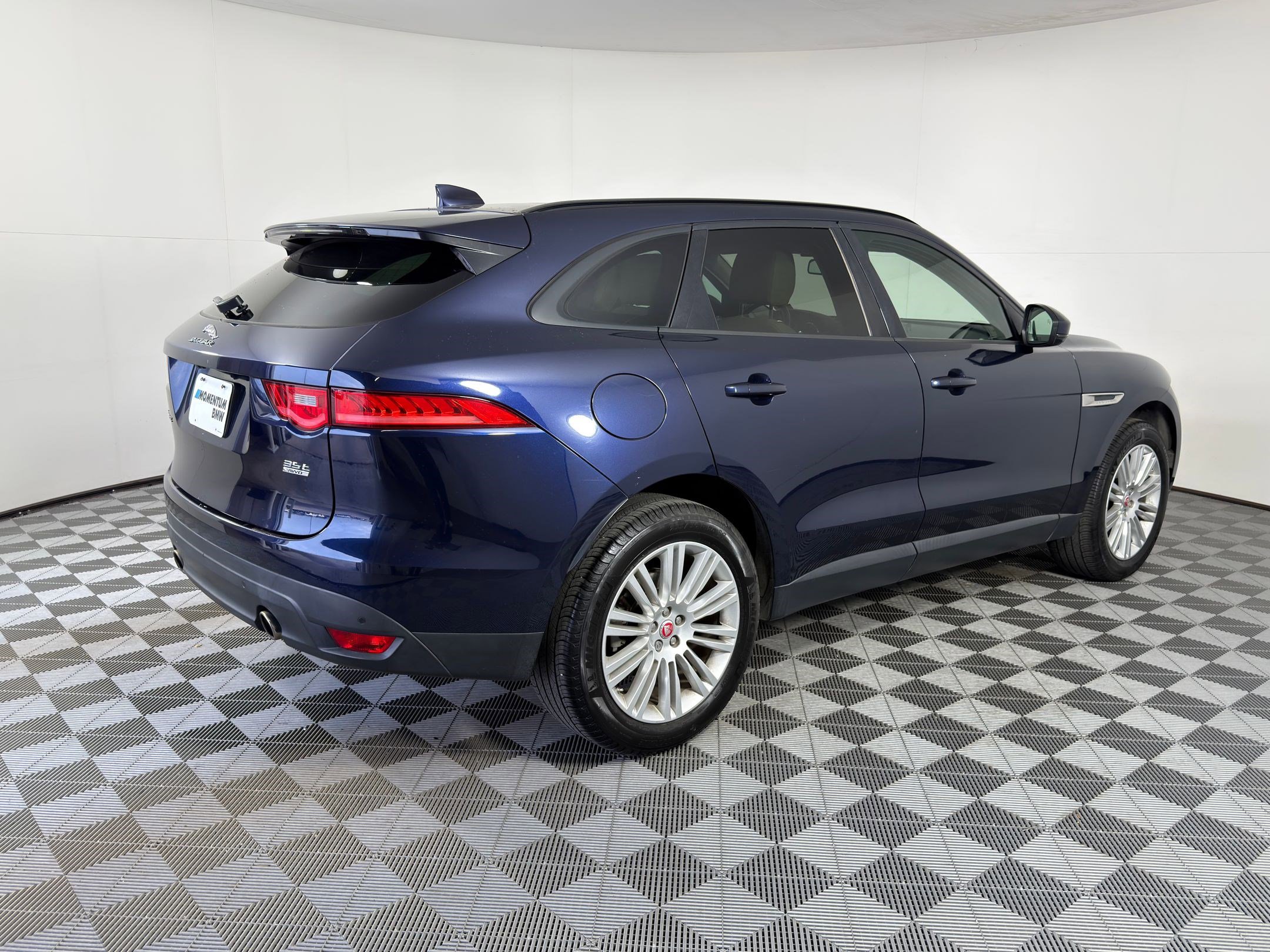Used 2017 Jaguar F-PACE Premium image 9