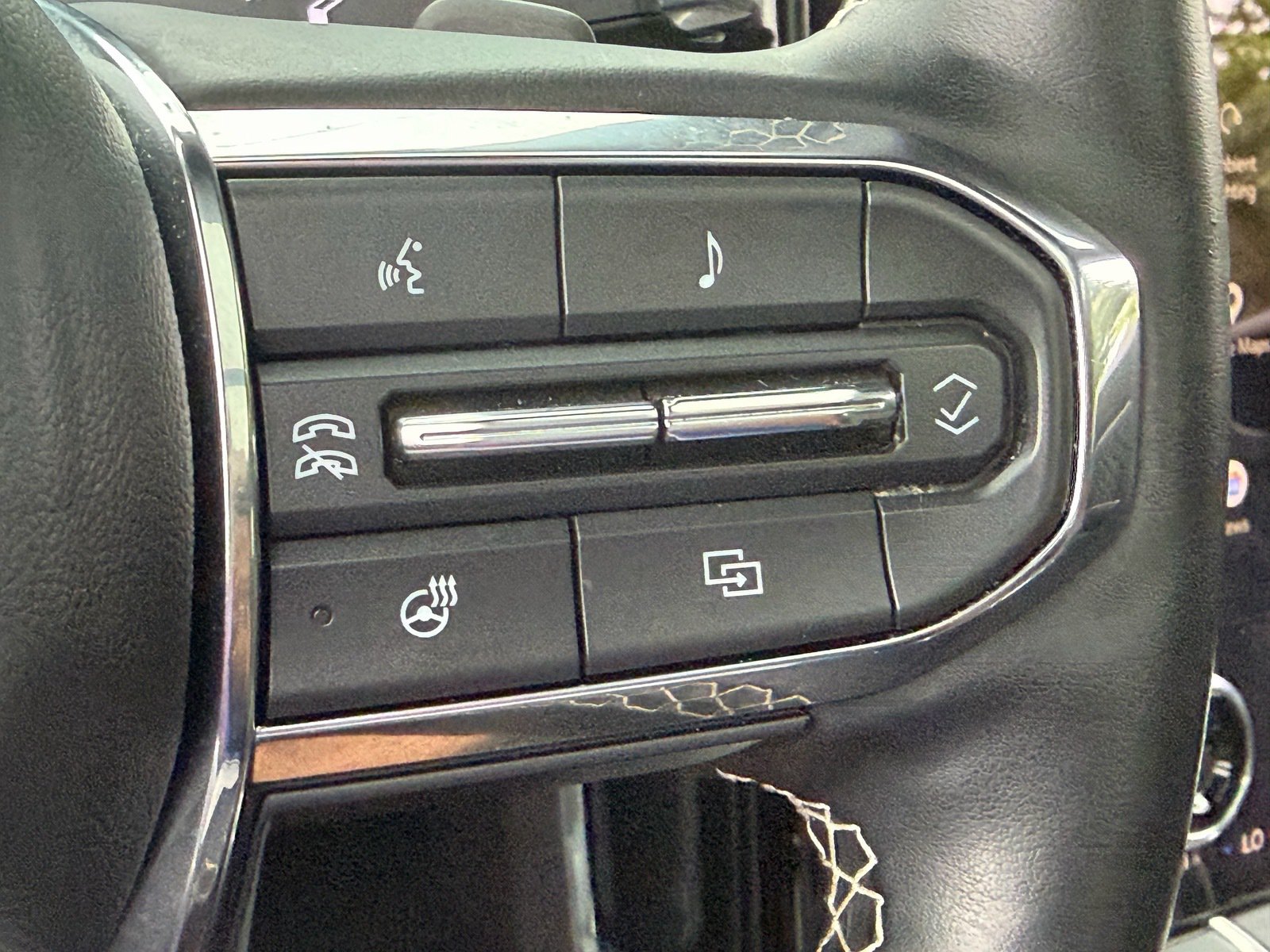 Used 2024 GMC Acadia Denali FWD image 33