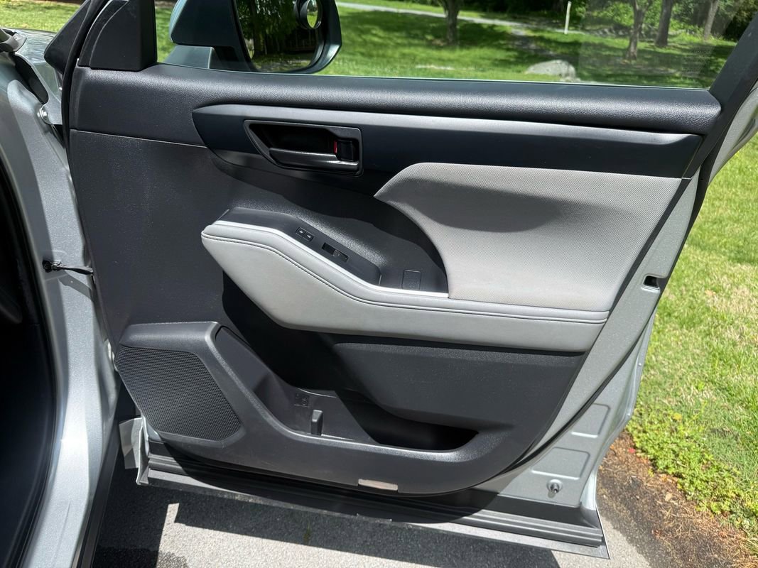 Used 2020 Toyota Highlander L FWD image 34