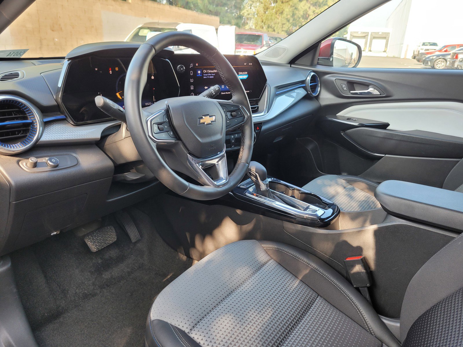 Used 2025 Chevrolet Trax LT w/ LT Convenience Package image 9