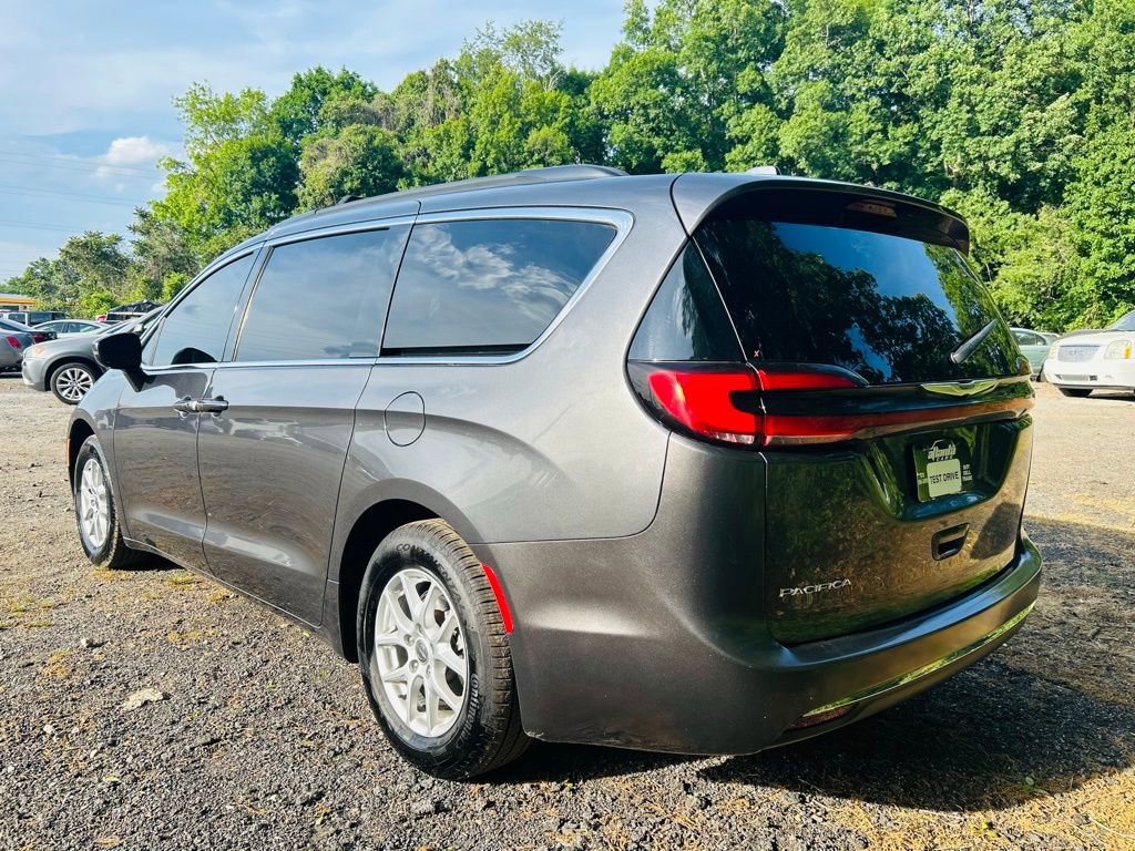 Used 2022 Chrysler Pacifica Touring-L FWD image 4