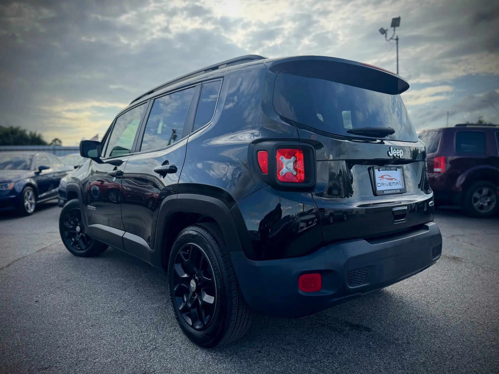 Used 2018 Jeep Renegade Latitude FWD image 4